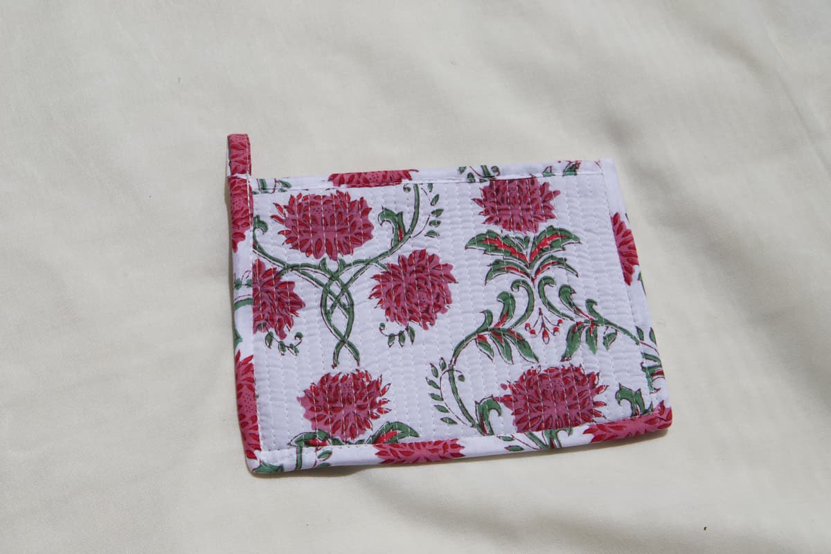 Pochette en coton matelassé fleurs roses