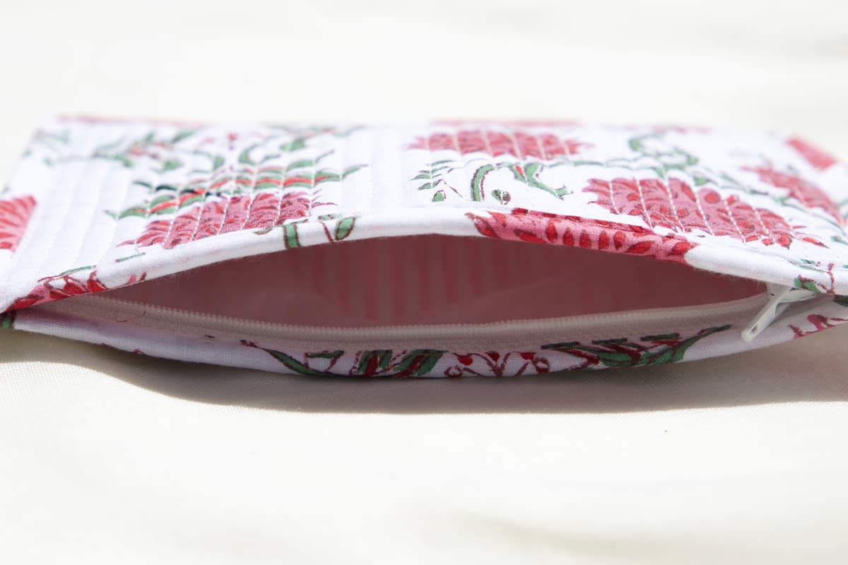 Pochette en coton matelassé fleurs roses