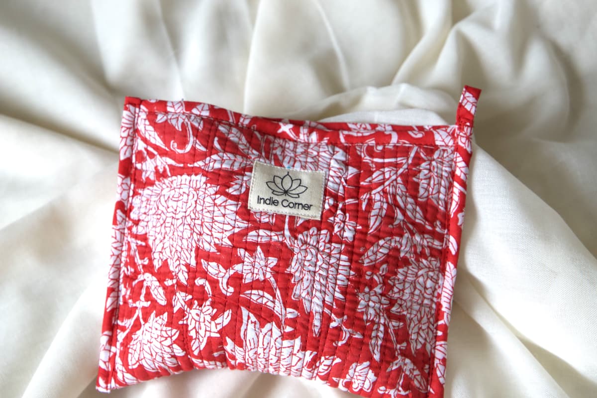 Pochette en coton matelassé rouge