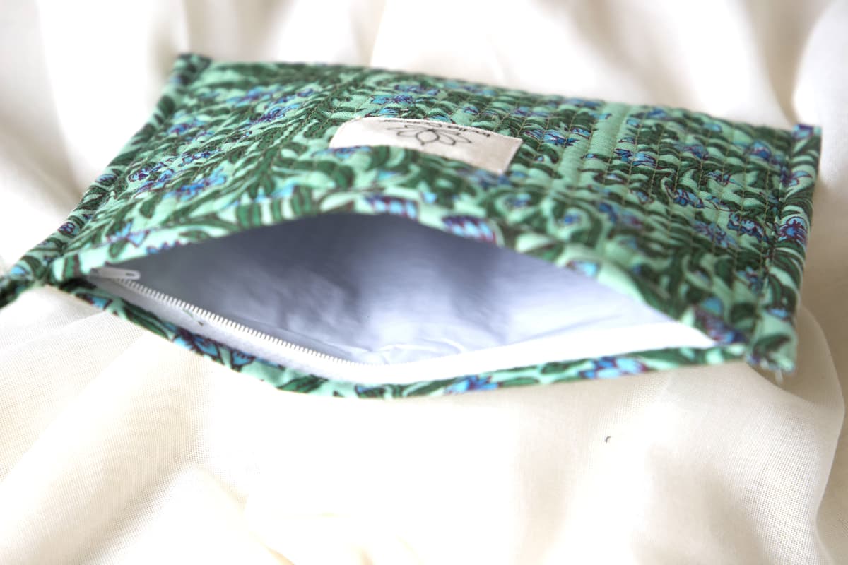Pochette en coton matelassé fleurs bleues et vertes