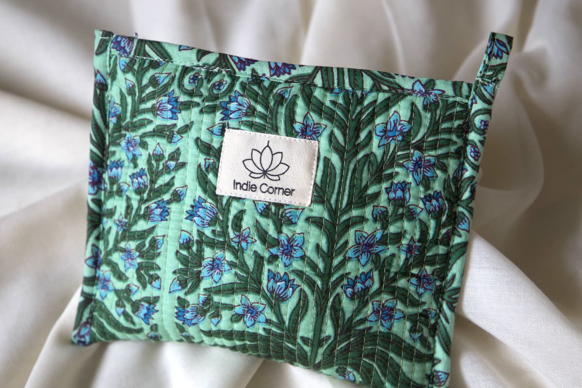 Pochette en coton matelassé fleurs bleues et vertes